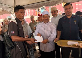 MOHD. Nassuruddin Daud menyampaikan sumbangan Tabung Serambi Mekah kepada mangsa kebakaran di Kampung Cina Gok Kapur Kota Bharu hari ini.- UTUSAN/ ROSLIZA MOHAMED