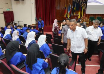 SAIFUDDIN NASUTION Ismail beramah mesra dengan penuntut pada Program Citra Menteri Dalam Negeri: Sekolah Selamat yang diadakan di Pusat Latihan Teknologi Tinggi (ADTEC) Batu Pahat, di sini hari ini.