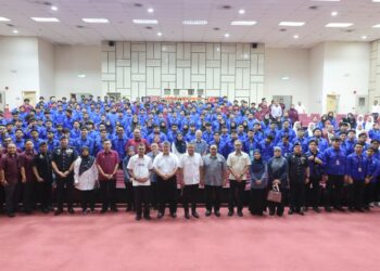 SAIFUDDIN Nasution Ismail (tengah) pada Program Citra Menteri Dalam Negeri: Sekolah Selamat di Pusat Latihan Teknologi Tinggi Batu Pahat, semalam.
