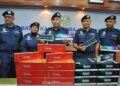 AMINUL IZMEER Mohd. Sohaimi (tengah) menunjukkan sebahagian daripada rokok putih bernilai RM8.51 juta yang berjaya dirampas pada sidang media di Menara Kastam, Johor Bahru disini.