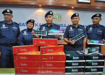 AMINUL IZMEER Mohd. Sohaimi (tengah) menunjukkan sebahagian daripada rokok putih bernilai RM8.51 juta yang berjaya dirampas pada sidang media di Menara Kastam, Johor Bahru disini.