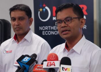 AKMAL Nasrullah Mohd. Nasir (kanan) ketika ditemui pemberita selepas Majlis Perasmian Pusat Teknologi dan Inovasi (NTIC) NCER di Taman Perindustrian Bayan Lepas, Pulau Pinang hari ini.-UTUSAN/DANIAL SAAD