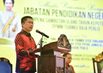 WONG Kah Woh pada majlis perasmian bangunan baharu JPN Perlis di Jalan Padang Behor-Guar Syed Alwi, Kangar, Perlis, hari ini. -UTUSAN/IZLIZAN OTHMAN