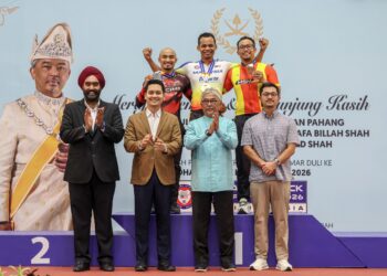 ultan Pahang, Al-Sultan Abdullah Ri’ayatuddin Al-Mustafa Billah Shah (depan, dua kanan) berkenan bergambar bersama pemenang Keirin Elit Lelaki pada Kejohanan Trek Kebangsaan Velodrom Nasional Nilai di sini hari ini.
Truut sama, Menteri Belia dan Sukan, Dr Mohamed Taufiq Johari (depan, dua kiri).-UTUSAN/FARIZ RUSADIO