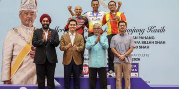 ultan Pahang, Al-Sultan Abdullah Ri’ayatuddin Al-Mustafa Billah Shah (depan, dua kanan) berkenan bergambar bersama pemenang Keirin Elit Lelaki pada Kejohanan Trek Kebangsaan Velodrom Nasional Nilai di sini hari ini.
Truut sama, Menteri Belia dan Sukan, Dr Mohamed Taufiq Johari (depan, dua kiri).-UTUSAN/FARIZ RUSADIO