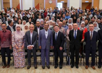 ZAMBRY Abd Kadir (depan empat kiri) dan Profesor Li Cheng (depan empat kanan) bergambar selepas Majlis Syarahan Umum Profesor Li Cheng: "China-Us Relations And Impact To Malaysia"  Di Dewan Za’ba di Kementerian Pendidikan Tinggi, Putrajaya. - UTUSAN/FAISOL MUSTAFA
