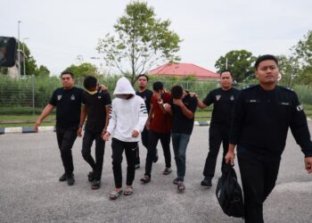 ANGGOTA polis membawa Zamarul Hisyam (dua dari kanan), Muhammad Hakimi (tiga dari kanan) dan Mohamad Aiman (dua dari kiri) untuk prosiding perbicaraan di Mahkamah Sesyen Kota Bharu, Kelantan hari ini.-UTUSAN/KAMARUL BISMI KAMARUZAMAN.