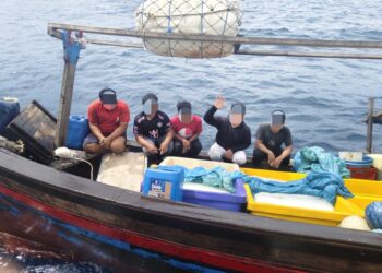 LIMA kru termasuk seorang tekong warga Indonesia yang ditahan kerana dipercayai menjalankan aktiviti penangkapan ikan tanpa kebenaran di perairan Malaysia iaitu tidak jauh dari Pulau Kendi di Pulau Pinang, semalam.-GAMBAR/MARITIM MALAYSIA PULAU PINANG
