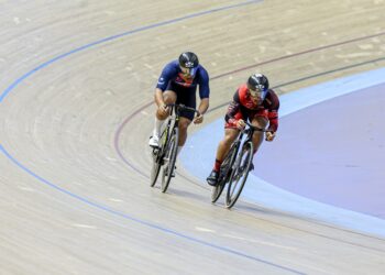 JAGUH berbasikal trek negara, Datuk Azizulhasni Awang (kanan) menewaskan atlet berbasikal Johor, Mohamad Akmal Nazimi Jusena dalam acara akhir Sprint Lelaki Elit pada Kejohanan Trek Kebangsaan  Velodrom Nasional Nilai di sini hari ini.-UTUSAN/ FARIZ RUSADIO