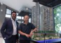 KOK Tuck Cheong (kanan) bersama Pengurus Besar Pemasaran dan Jualan E&O, Ramesh Gnanasegaran bergambar bersama replika AVÉA Tower A dan B di E&O Gallery, Andaman di sini. UTUSAN/DANIAL SAAD