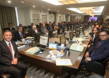 RAMLAN Harun ketika mempengerusikan mesyuarat pada sidang akhbar PRN Johor dan Negeri Sembilan di Menara SPR, Putrajaya. - UTUSAN/FAISOL MUSTAFA