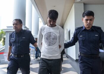SEORANG lelaki etnik Rohingya yang didakwa merompak kediaman bekas pemain badminton negara, Datuk Razif Sidek ketika dihadapkan di Mahkamah Sesyen, di sini hari ini. - UTUSAN/SYAKIR RADIN