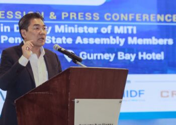 SIM Tze Tzin ketika berucap semasa sesi dialog anjuran Penang Chinese Chambers of Commerce (PCCC) di George Town, Pulau Pinang hari ini.-UTUSAN/DANIAL SAAD