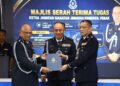 MOHD. Alwi Zainal Abidin (tengah) menyaksikan serah terima tugas jawatan Ketua Jabatan Siasatan Jenayah Komersial antara Asisten Komisioner Mohd. Fahmi Visuvanathan Abdullah (kiri) dan Superintenden Mohd. Ridzuan Nor Ihsan di Mes Pegawai Kanan Perak, Ipoh, hari ini.