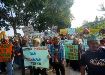 SEBAHAGIAN Orang Asli berkumpul pada bantahan aman berhubung isu tanah adat di pekarangan kementerian KKDW, Putrajaya. - UTUSAN/FAISOL MUSTAFA