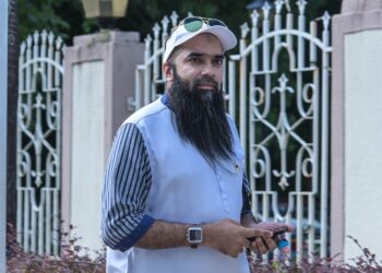 MAHADI Badrul Zaman ketika hadir pada sebutan kes bagi pertuduhan menjalankan perniagaan sekuriti tanpa lesen di Mahkamah Sesyen, di sini hari ini. - UTUSAN/SYAKIR RADIN