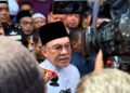 ANWAR Ibrahim bersama pemberita selepas solat Jumaat di Masjid Al-Hidayah, Sentul Pasar, Kuala Lumpur, hari ini. - UTUSAN/HAFIZ SAIDINA