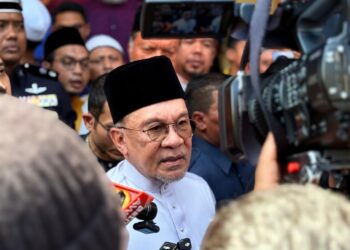 ANWAR Ibrahim bersama pemberita selepas solat Jumaat di Masjid Al-Hidayah, Sentul Pasar, Kuala Lumpur, hari ini. - UTUSAN/HAFIZ SAIDINA