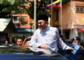ANWAR Ibrahim selepas solat Jumaat di Masjid Al-Hidayah, Sentul Pasar, Kuala Lumpur, hari ini.