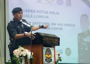 FADIL Marsus sewaktu berucap pada Majlis Peluncuran Advokasi Kesedaran Lalu Lintas 2025 di Sekolah Menengah Kebangsaan Alam Damai, di sini hari ini. - UTUSAN/ISKANDAR ISHAK