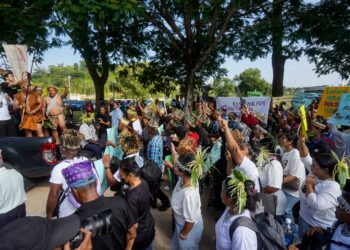 SEBAHAGIAN Orang Asli berkumpul pada bantahan aman berhubung isu tanah adat di pekarangan kementerian KKDW, Putrajaya. - UTUSAN/FAISOL MUSTAFA