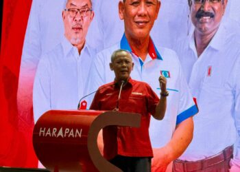 AMINUDDIN Harun ketika berucap pada Majlis Pelancaran Jentera Pilihan Raya PH di Karisma Arena Seremban hari ini.-UTUSAN/NOR SHAFIQAH MOHD. GHAZALI