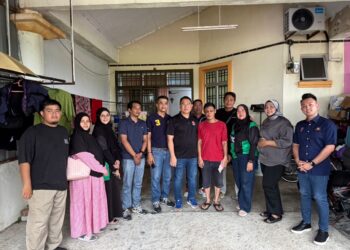 LING Tian Soon (lima kanan) menyantuni Goh Kong Meng ketika mengunjungi kediamannya di Johor Bahru, semalam. Turut hadir, Jaferi Hisham (lima kiri) bersama kepimpinan PEGJ lain.