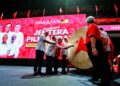 ANWAR Ibrahim melancarkan Jentera Pilihan Raya PH Negeri Sembilan di Karisma Arena, Seremban malam tadi.-UTUSAN/MOHD. SHAHJEHAN MAAMIN.