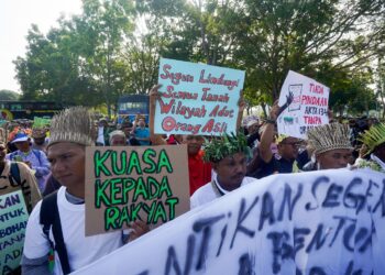 SEBAHAGIAN Orang Asli berkumpul pada bantahan aman berhubung isu tanah adat di pekarangan kementerian KKDW, Putrajaya semalam. - UTUSAN/FAISOL MUSTAFA