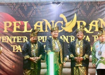 AHMAD Samsuri Mokhtar (dua kiri) ketika melancarkan Jentera Pilihan Raya Pas Kedah di Kompleks Pas Kedah, Alor Setar.