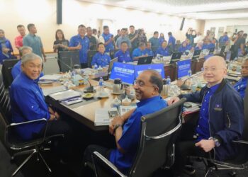 PENGERUSI BN, Datuk Seri Dr. Ahmad Zahid Hamidi (duduk kiri) mempengerusikan Mesyuarat Agung Tahunan Dewan Tertinggi BN di Pejabat Perhubungan UMNO Johor, di sini malam tadi.