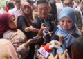 FADHLINA Sidek (kanan) ketika ditemui pemberita selepas majlis penyerahan surat kelulusan pembinaan bangunan baharu SJKC Heng Ee di George Town, Pulau Pinang hari ini.-UTUSAN/DANIAL SAAD