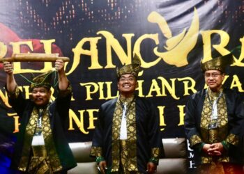 MUHAMMAD Sanusi Md Nor (tengah) ketika menghadiri majlis pelancaran Jentera Pilihan Raya Pas Kedah yang dirasmikan Ahmad Samsuri Mokhtar (kanan) di Kompleks Pas Kedah, Alor Setar.