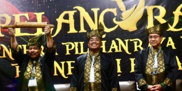 MUHAMMAD Sanusi Md Nor (tengah) ketika menghadiri majlis pelancaran Jentera Pilihan Raya Pas Kedah yang dirasmikan Ahmad Samsuri Mokhtar (kanan) di Kompleks Pas Kedah, Alor Setar.