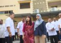 FADHLINA Sidek ketika meninjau sekolah pada majlis penyerahan surat kelulusan pembinaan bangunan baharu SJKC Heng Ee di George Town, Pulau Pinang hari ini.-UTUSAN/DANIAL SAAD