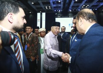 Ahmad Zahid Hamidi (tengah) merasmikan Persidangan Ulama Asia Tenggara ke-4 di KLCC, Kuala Lumpur. - UTUSAN/AFIQ RAZALI