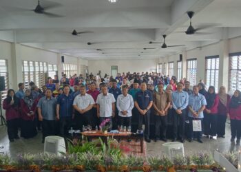 SAIFUDDIN NASUTION Ismail (tengah) menghadiri Program Jelajah Aspirasi Bebas Dadah di SMK Puteri Wangsa, Johor Bahru.