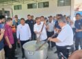 SAIFUDDIN NASUTION Ismail (tengah) mengacau bubur lambuk sempena Program Jelajah Aspirasi Bebas Dadah di SMK Puteri Wangsa, Johor Bahru.