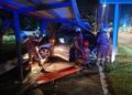 Anggota bomba dalam operasi mengeluarkan mangsa yang tersepit dalam kemalangan di Lebuh Wawasan berhampiran SPRM, Presint 7, Putrajaya.