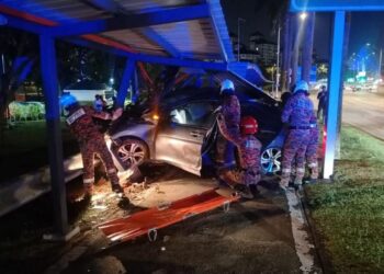 Anggota bomba dalam operasi mengeluarkan mangsa yang tersepit dalam kemalangan di Lebuh Wawasan berhampiran SPRM, Presint 7, Putrajaya.
