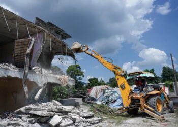 Proses perobohan penempatan haram Rohingnya mula hari ini.