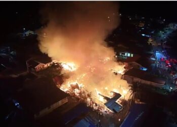 LAPAN buah rumah musnah dalam kebakaran di perkampungan nelayan, 
Kampung Seberang Alor, Kuala Perlis, pagi tadi.-UTUSAN