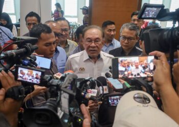 ANWAR Ibrahim pada sidang akhbar selepas Mesyuarat Agung Tahunan Koprojaya Ke-10 di Kompleks F, Putrajaya. - UTUSAN/FAISOL MUSTAFA