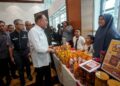 ANWAR Ibrahim melawat pameran selepas Mesyuarat Agung Tahunan Koprojaya Ke-10 di Kompleks F, Putrajaya. - UTUSAN/FAISOL MUSTAFA
