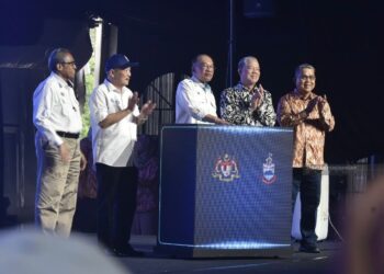 ANWAR Ibrahim ketika melancarkan gimik pelancaran Majlis Perasmian Sambutan Minggu Perpaduan Peringkat Kebangsaan Tahun 2026 bertempat di Perkarangan Kompleks Sukan Likas, Sabah, semalam.- JABATAN PENERANGAN SABAH