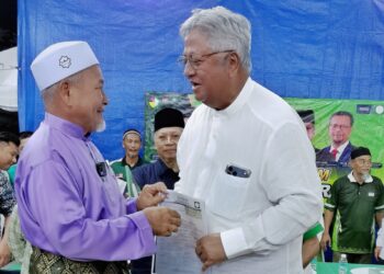 ZAID Ibrahim menyerahkan borang keahliannya kepada Timbalan Presiden Pas, Datuk Seri Tuan Ibrahim Tuan Man semasa program Ceramah Umum Ambang Pilihan Raya Negeri Sembilan di Markas Pas Kawasan Seremban, Negeri Sembilan, semalam.-UTUSAN/MOHD. SHAHJEHAN MAAMIN.