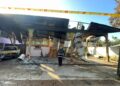 NUR Iliatie Asmira Alemee menunjukkan keadaan rumahnya yang terbakar di Kampung Lubok Stol, Rantau Panjang, Kelantan malam tadi.