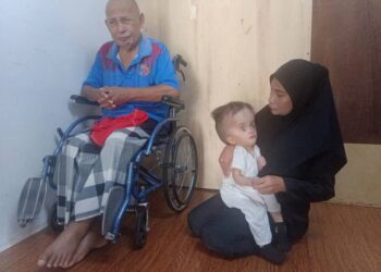 NOOR Immarzaliza Abdul Rahim memangku Mohd Rayhan Qersani Muharram Muhammad Qusyairy di samping bapanya, Abdul Rahim Hashim ketika ditemui di Bandar Puteri Jaya, Sungai Petani, Kedah.