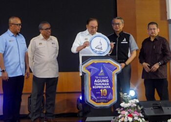 ANWAR Ibrahim  ketika merasmikan Mesyuarat Agung Tahunan Koprojaya Ke-10 di Putrajaya, semalam. 
– UTUSAN/FAISOL MUSTAFA