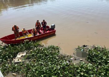 ANGGOTA bomba membawa naik mayat salah seorang mangsa di Taman Persisiran Jeragan berhampiran jambatan tandop Ampang Jajar di Alor Setar, Kedah hari ini.